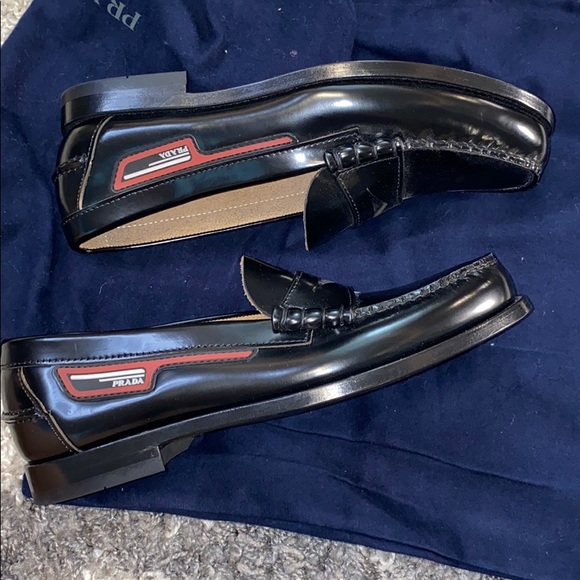 Fabulous Prada  logo loafers - Picture 3 of 7